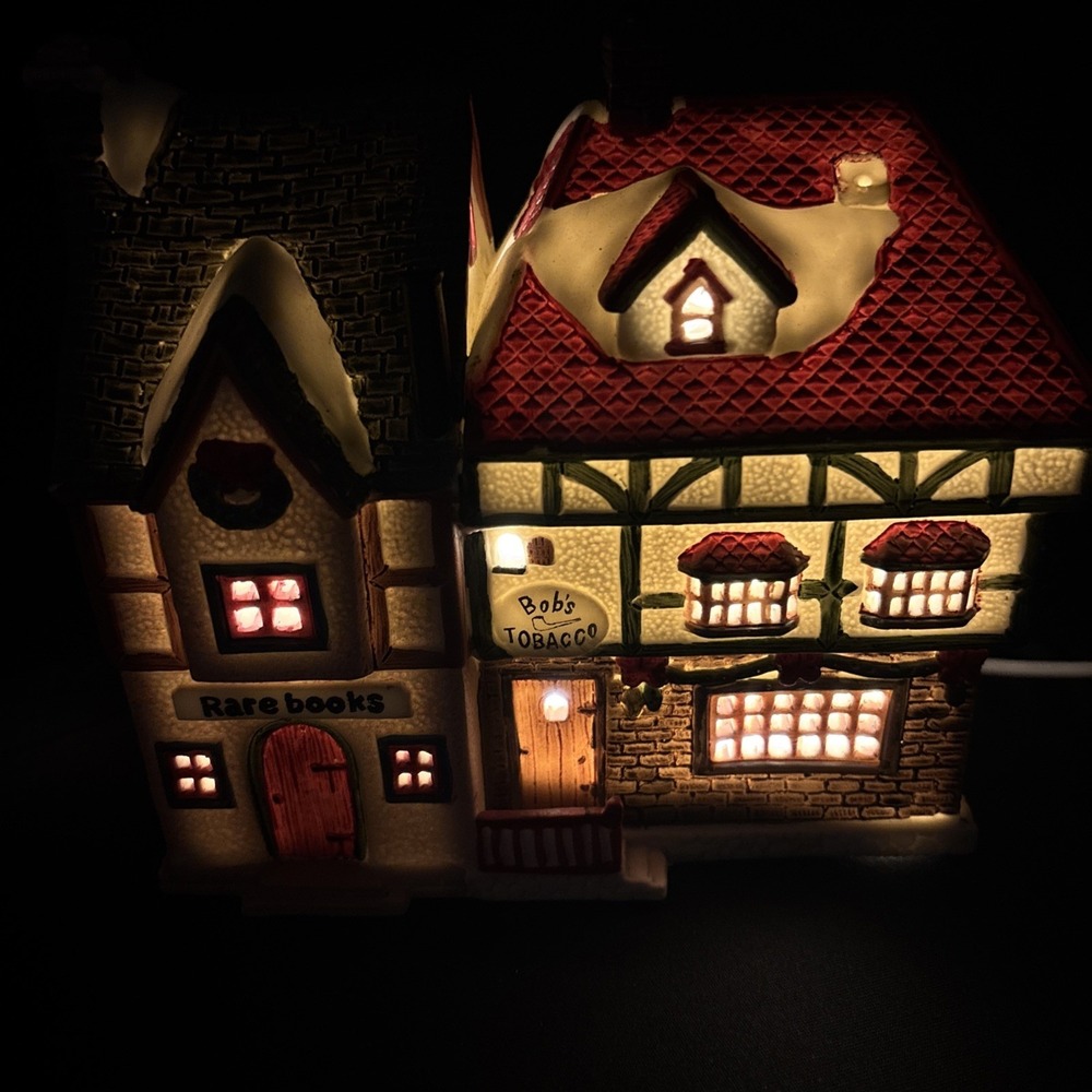 1994 LEMAX Dickensvale Village Porcelain Rare Books Bobs Tobacco Lighted House - Picture 8 of 11